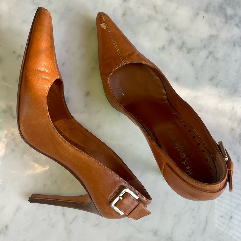 Yves Saint Laurent leather pointed toe pumps, buckle accent, needs heel taps, 37 - Picture 5 of 15